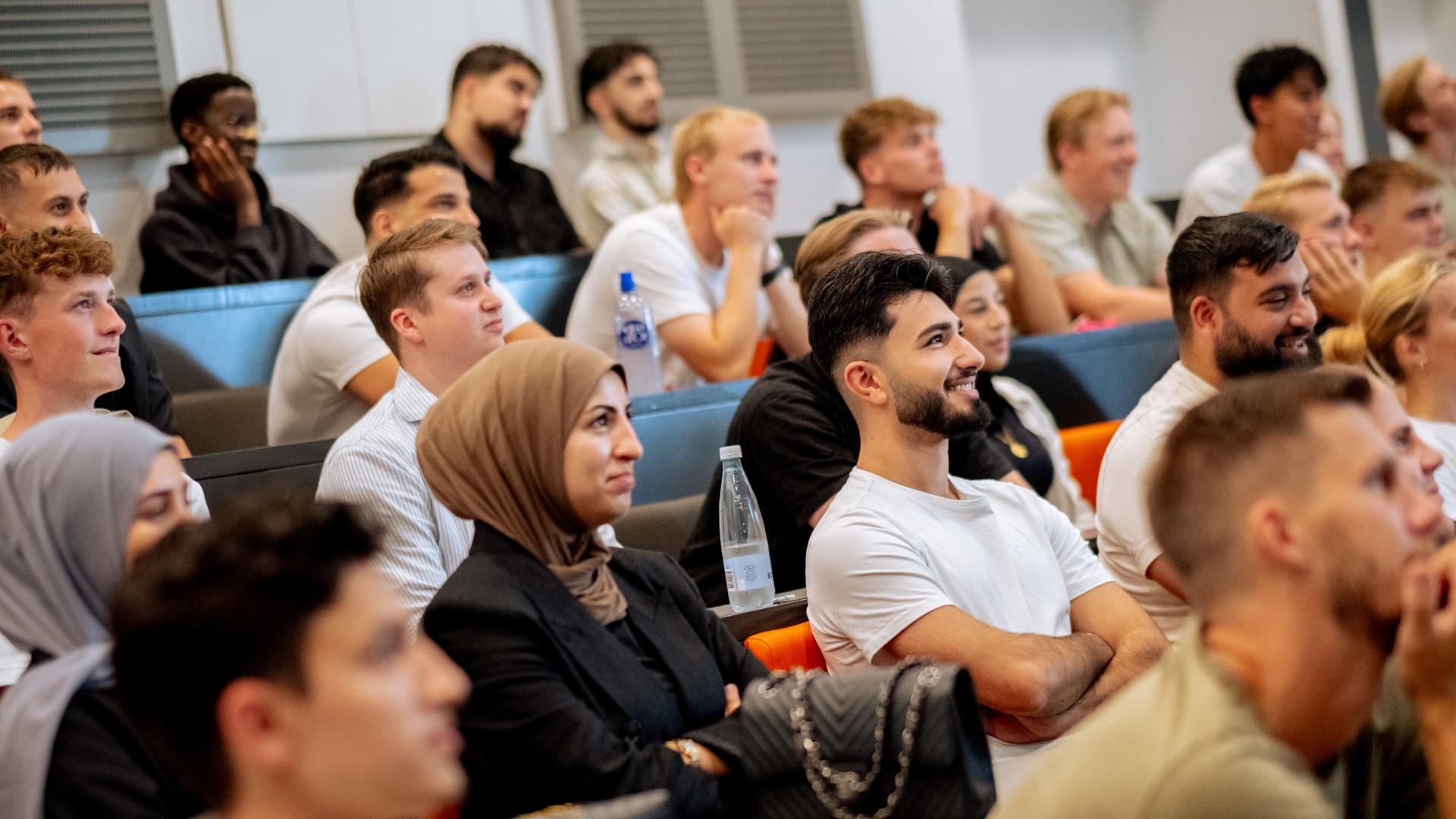 Fotos af studerende i auditorium på Ballerup Campus