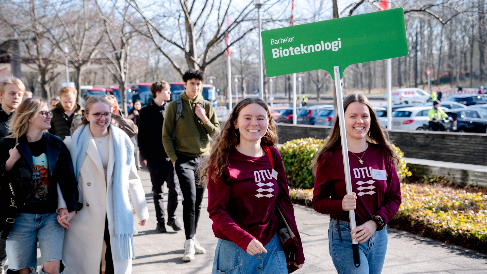 DTU-studerende og gæster på rundvisning på DTU Lyngby Campus.