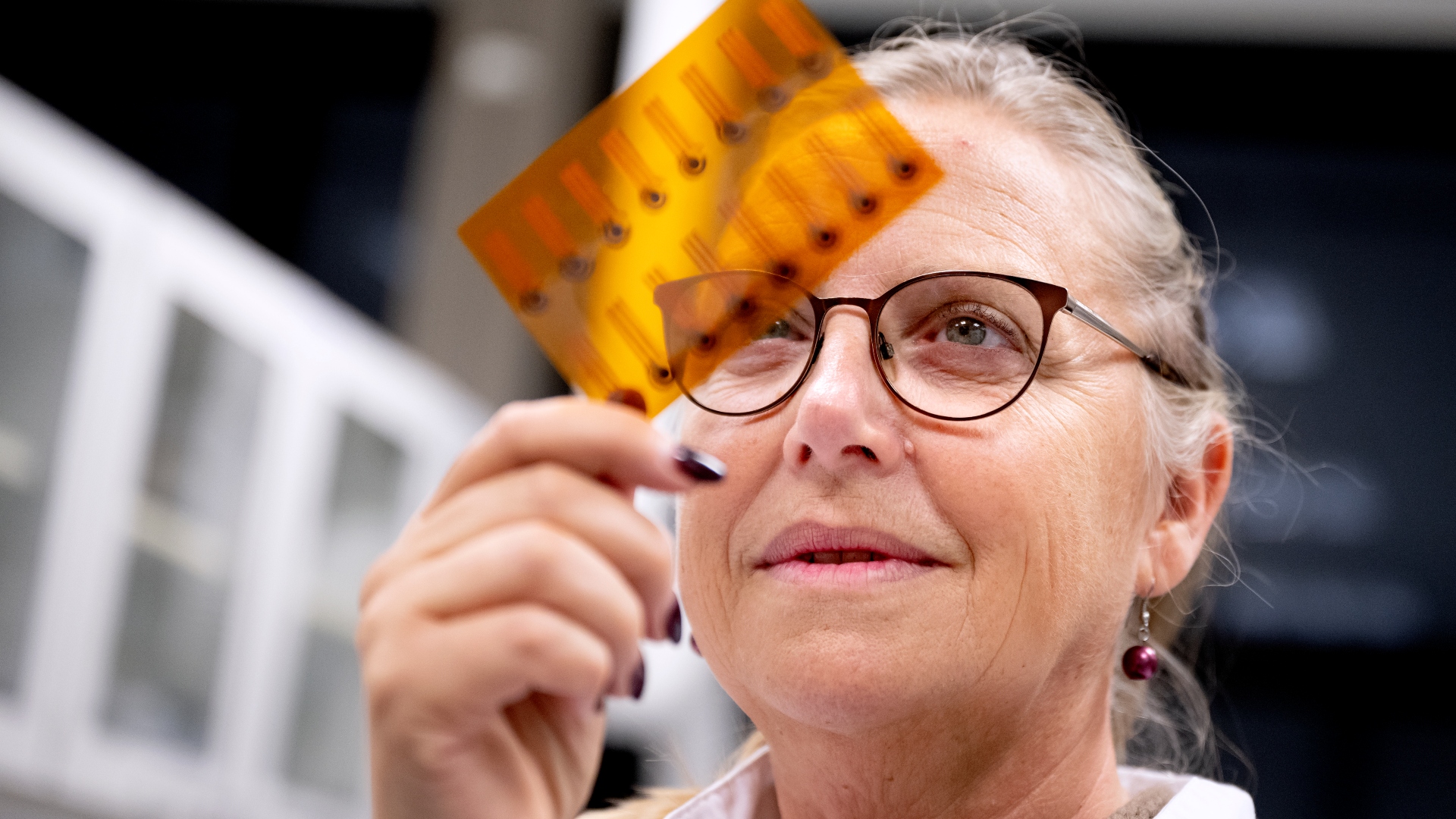 Professor Winnie E. Svendsen kontrollerer elektroniske kredsløb med nanostrukturer til en ny type test, der kan give lynhurtige svar på blodprøver fra patienter med livstruende traumer som blodforgiftning og hjertestop.